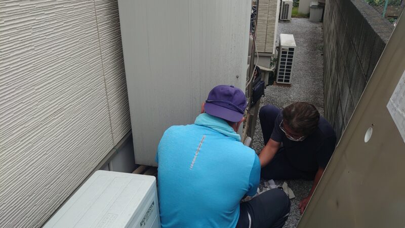 所沢市のエコキュート交換工事 既存機器の撤去と排水作業