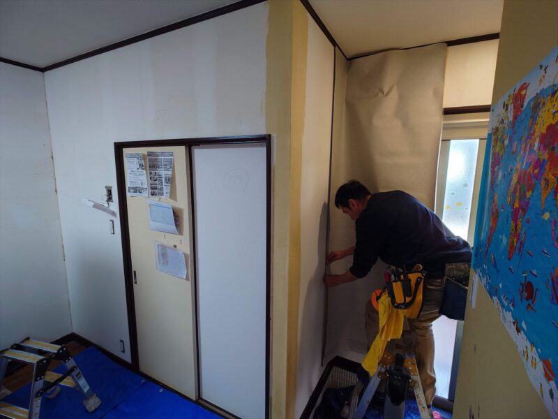 クロス施工中