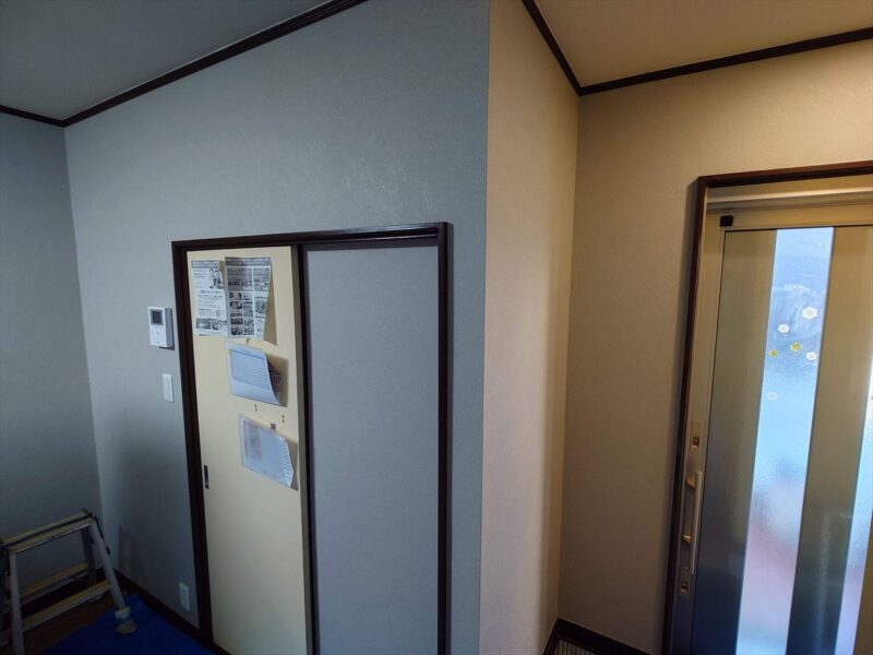 クロス施工後　グレー系の色のクロス