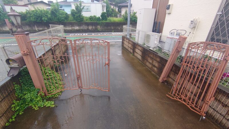 坂戸市の門扉交換工事 施工前 車両衝突で門柱が傾いた既存門扉