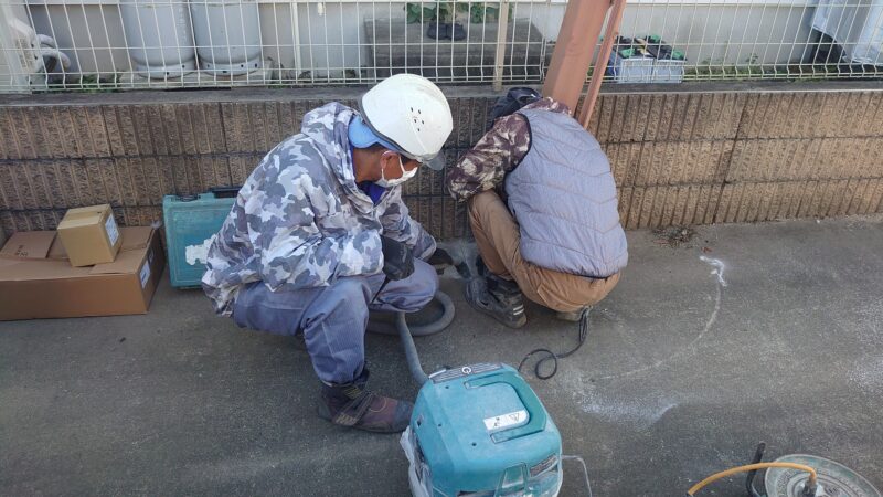 門扉交換工事 既存門柱撤去のためコンクリートを切断する作業